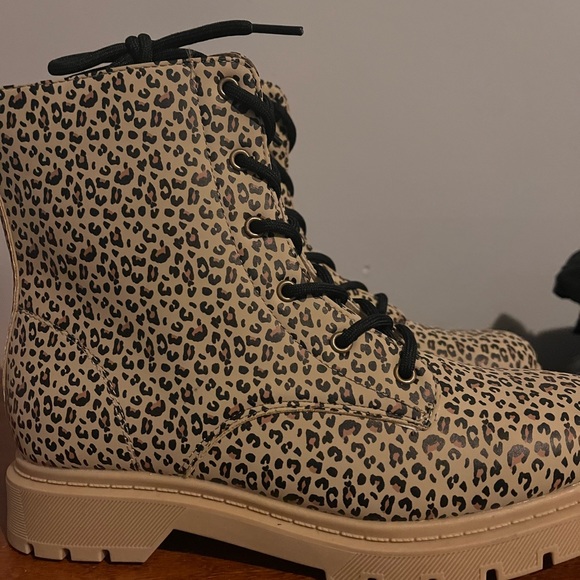 New cheetah boot 👢 - Picture 2 of 3